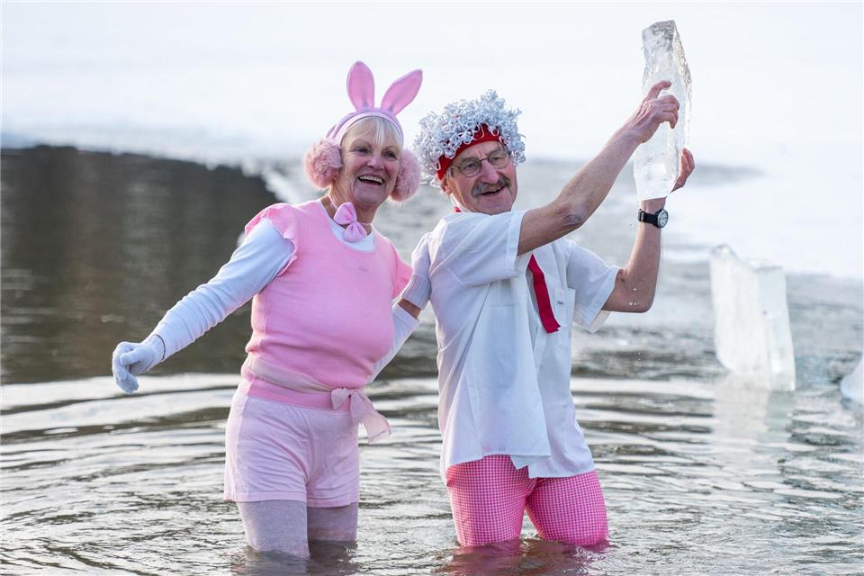 Mit Kostüm und guter Laune: Badegäste beim Winterbaden.Christophe Gateau/dpa
