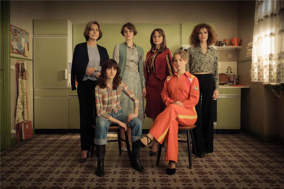 Mit „Ku’damm 77“ bekommt die erfolgreiche ZDF-Saga um eine Tanzschule eine vierte Staffel. Sie spielt im Jahr 1977.Conny Klein/ZDF/dpa