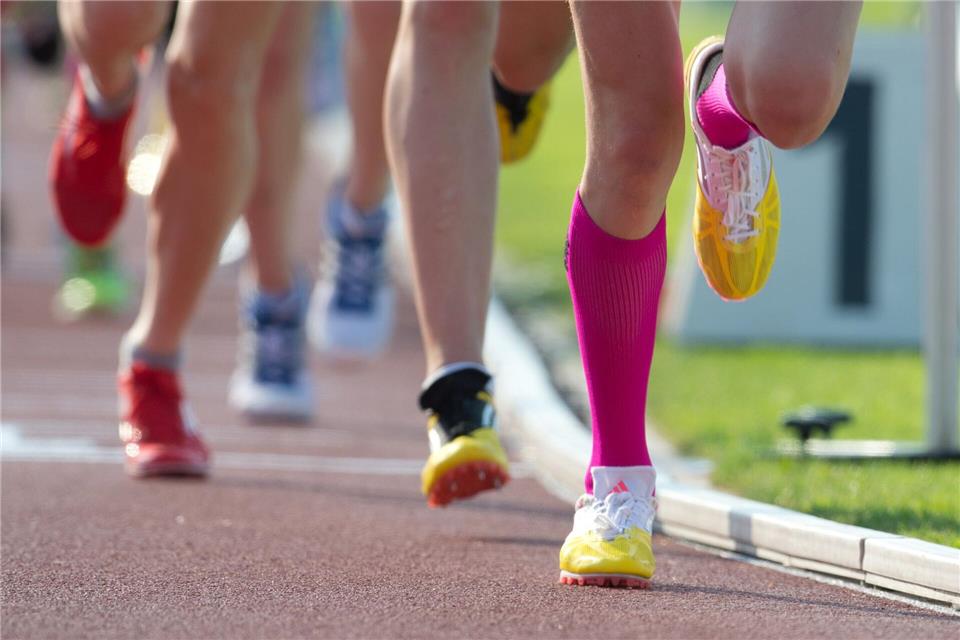 Seitenstechen bis Krampf: Was bei Sport-Wehwehchen hilft Mit Laufkompressionsstrümpfen können Jogger Muskelkrämpfen vorbeugen.Bernd Thissen/dpa/dpa-tmn
