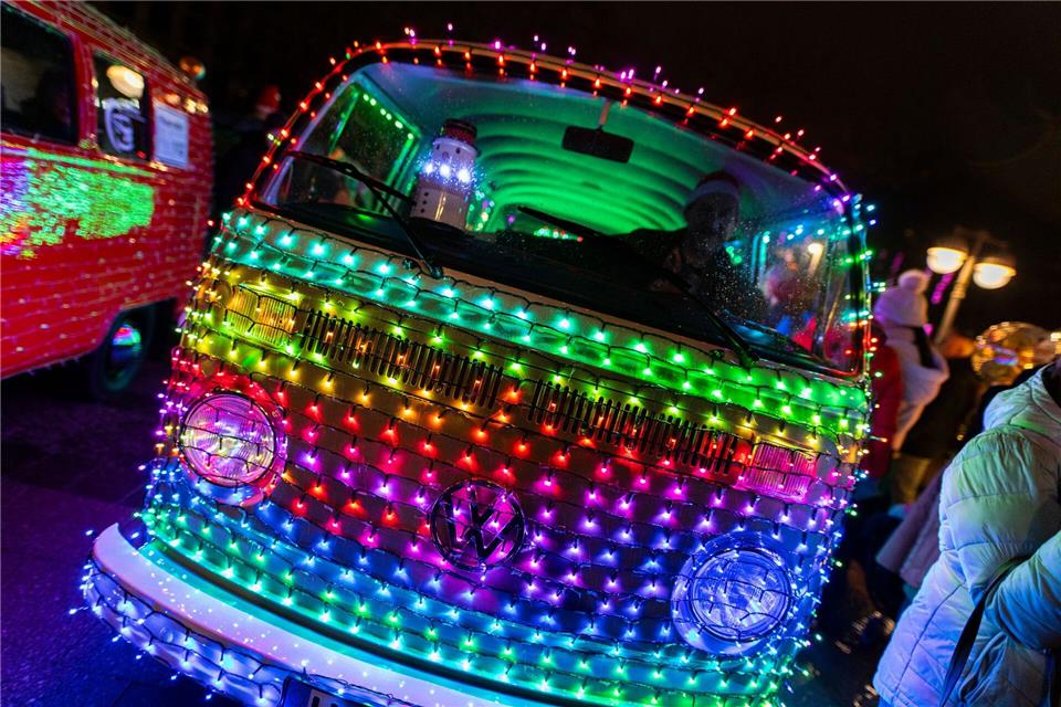 Mit Lichterketten geschmückte VW-Bullis, VW-Käfer und weitere Oldtimer sind beim 6. „Twinkle Light Cruise“ durch die Innenstadt von Hannover gefahren. Michael Matthey/dpa