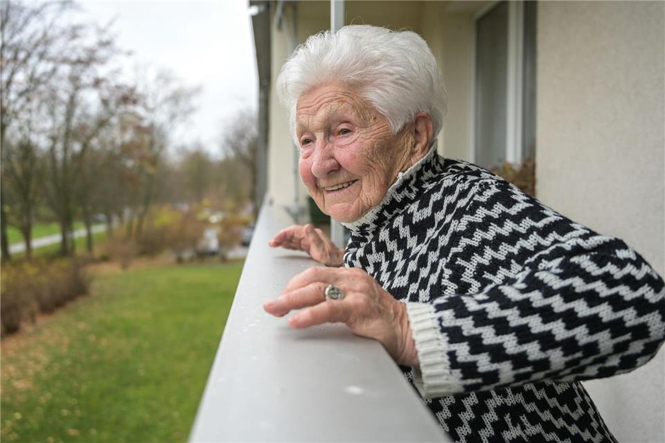 Mit Liegestützen am Balkongeländer hält sich Quaas fit. Heiko Rebsch/dpa