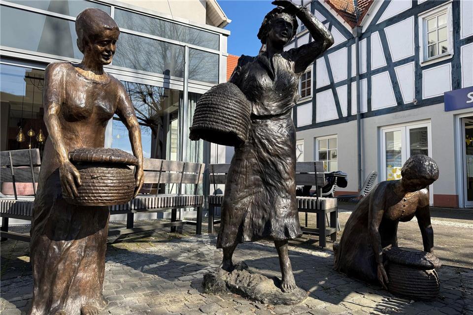 Mit List, Kreativität und Mut retteten die „tapferen Frauen von Salmünster“ im Dreißigjährigen Krieg ihre Stadt vor einem feindlichen Heer. Ein Denkmal erinnert an sie.Michael Bauer/DPA