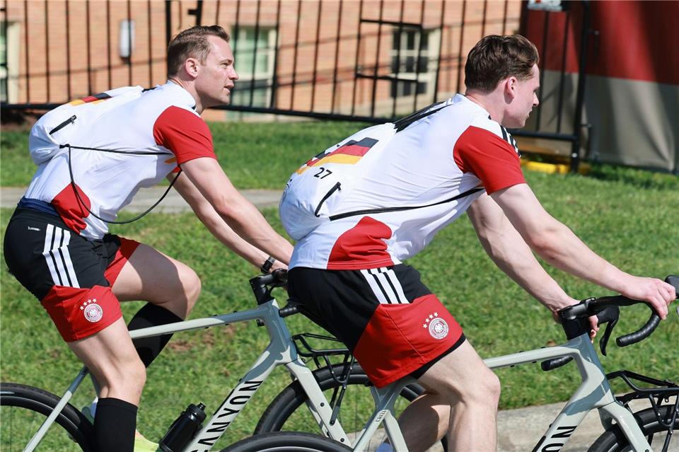 Mit Manuel Neuer (l.) versteht sich Jonas Urbig (r.) sehr gut. Jan Woitas/dpa