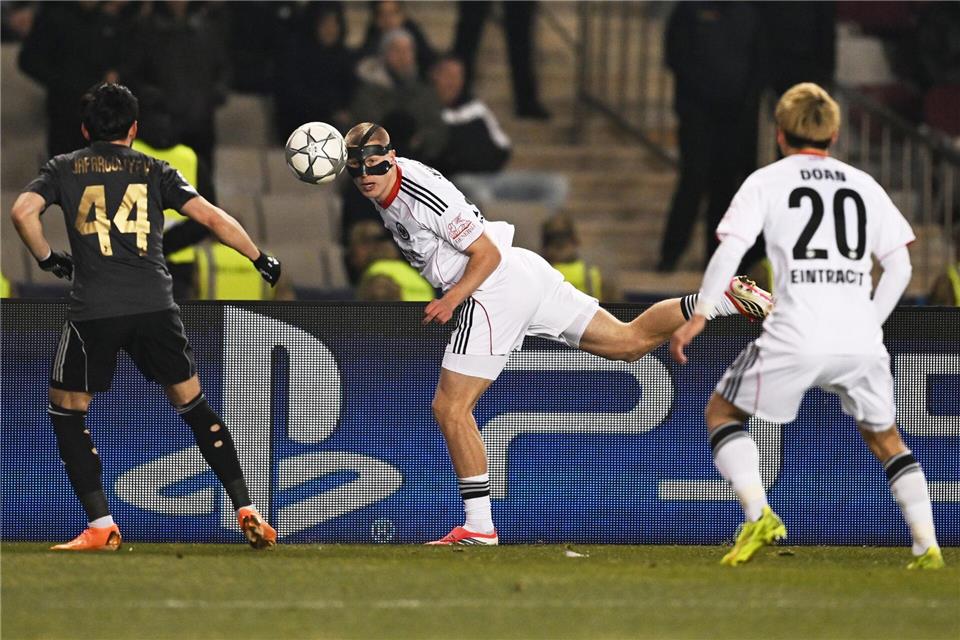 Mit Maske und zwei Veilchen: Kristensen beim Gastspiel in Baku.Uncredited/AP/dpa