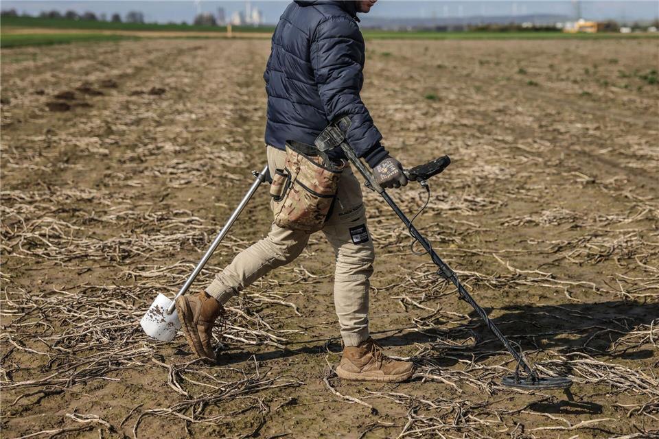 Mit Metalldetektor auf Schatzsuche: Gefundene Schätze werden in der Regel zwischen dem Finder und dem Grundstückseigentümer zu gleichen Teilen aufgeteilt.Oliver Berg/dpa/dpa-tmn