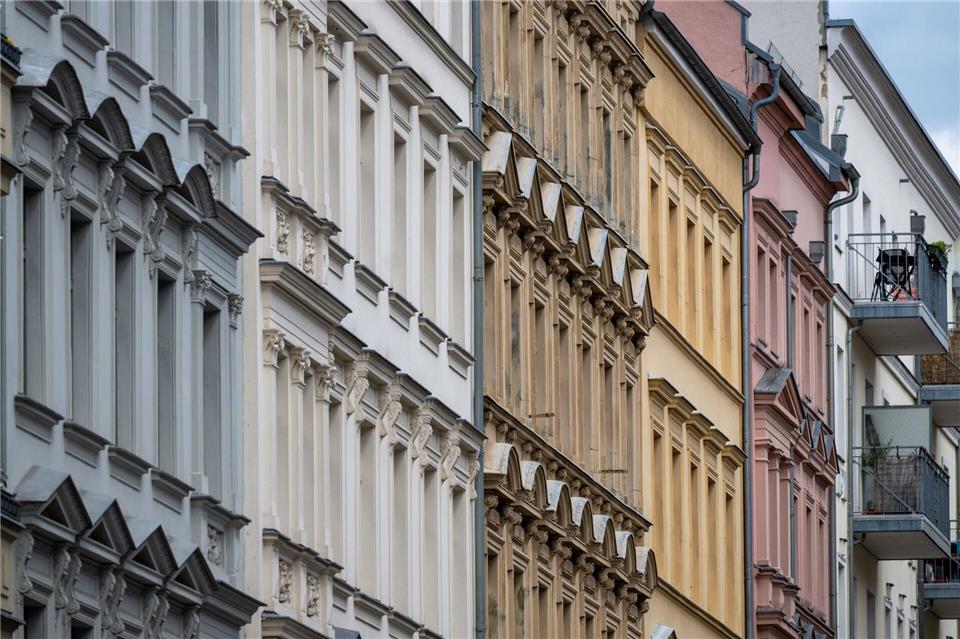 Mit Mietwohnungen in Berlin wird viel verdient - oftmals viel zu viel. (Symbolfoto)Monika Skolimowska/dpa