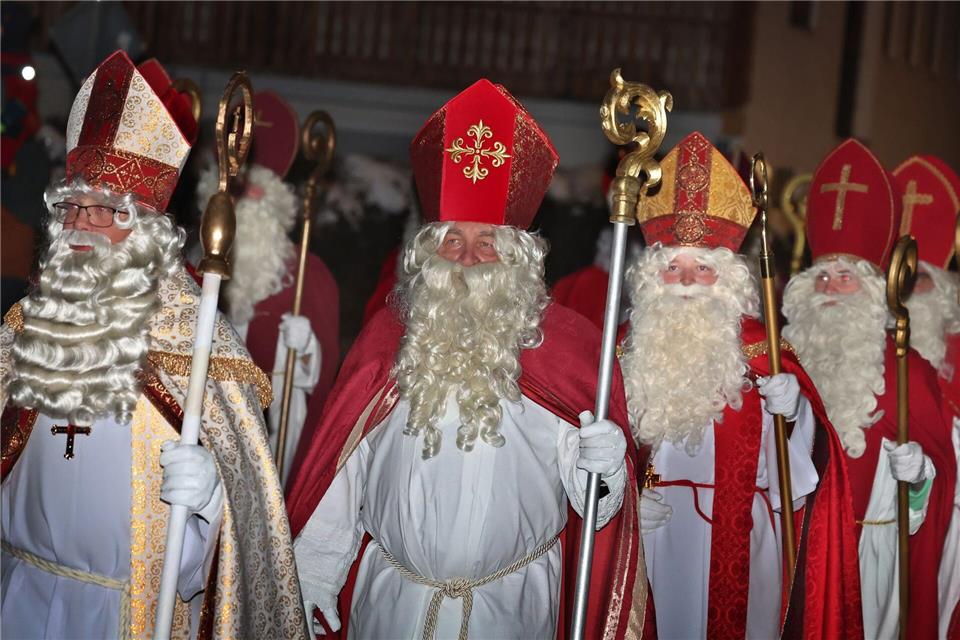 Mit Mitra statt Mütze setzen die Nikolaus-Mimen im Oberallgäu ein leises Zeichen gegen die reine Santa-Claus-Show.Karl-Josef Hildenbrand/dpa
