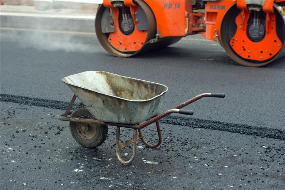 Mit Mitteln aus dem Sondervermögen Infrastruktur wird ein Straßenabschnitt in der Altmark saniert. (Symbolbild) Stefan Sauer/dpa-Zentralbild/dpa