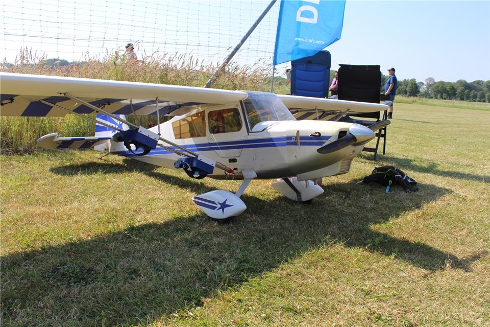 Mit Modellflugzeugen werden die Figuren auf bis zu 350 Meter Höhe gebracht.