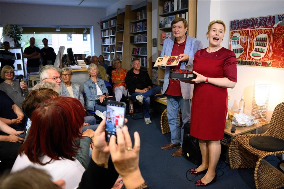 Mit Moderator Ulli Zelle stellte Wirtschaftssenatorin Franziska Giffey ihr - nicht verkäufliches - Kochbuch mit zwölf Rezepten vor . Bernd von Jutrczenka/dpa