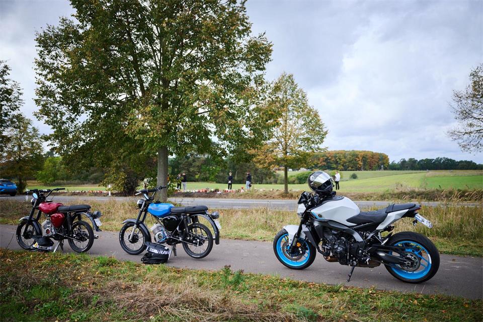 Mit Mopeds kommen sie an die Unfallstelle.Annette Riedl/dpa