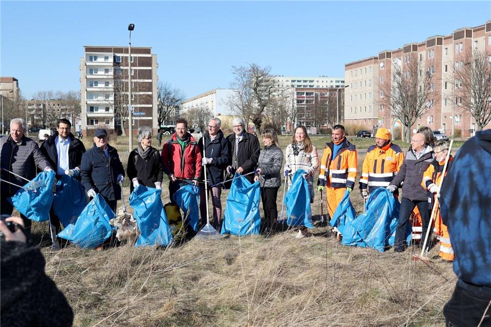 Mit Müllsäcken und Greifzangen befreien Helfer Straßenränder und Grünflächen von Abfall. (Symbolbild) Peter Gercke/dpa-Zentralbild/ZB