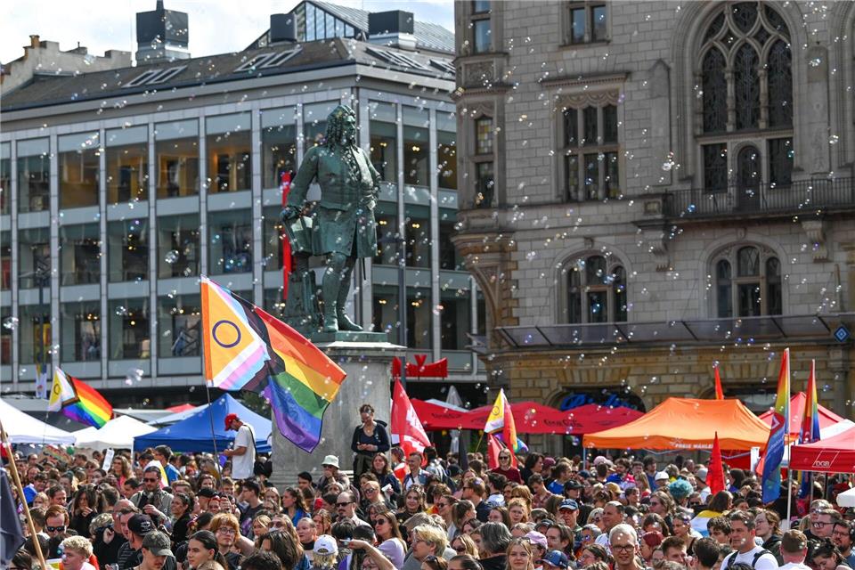 Mit Musik, Kostümen und politischen Forderungen setzte der Umzug ein lautes Statement gegen Diskriminierung.Heiko Rebsch/dpa