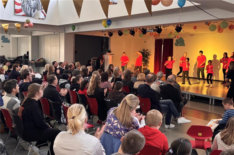 Mit Musik und Tanz präsentierten die unterschiedlichen Jahrgangsstufen Hits aus fünf Jahrzehnten.