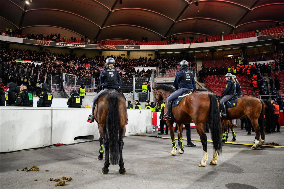 Mit Pferden war die Polizei im Stadion im Einsatz.Tom Weller/dpa