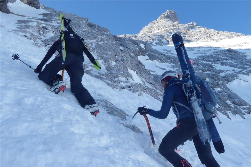 Mit Pickel und Steigeisen aufsteigen, später unberührte Hänge abfahren: Für solche Touren braucht es die nötige Lawinennotfallausrüstung.picture alliance/dpa