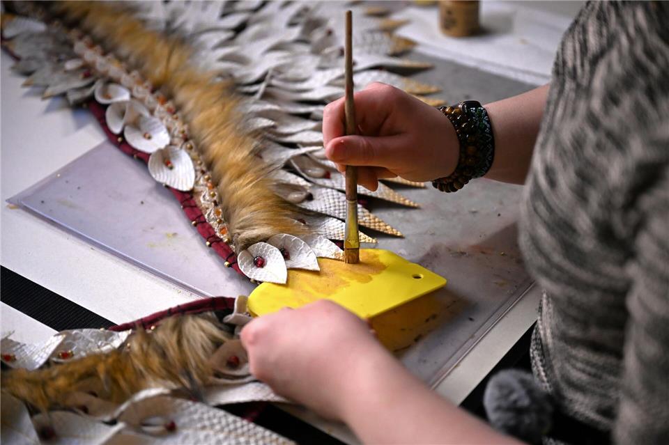 Mit Pinsel und goldener Farbe bemalt Toni ihr Kostüm. Jennifer Brückner/dpa