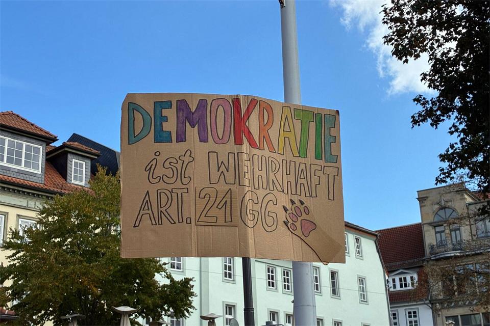 Mit Plakaten, Liedern und in Redebeiträgen machten die Teilnehmer der Kundgebung deutlich, warum sie ein Prüfverfahren für das Verbot rechtsextremer Parteien für nötig halten.Marie Frech/dpa