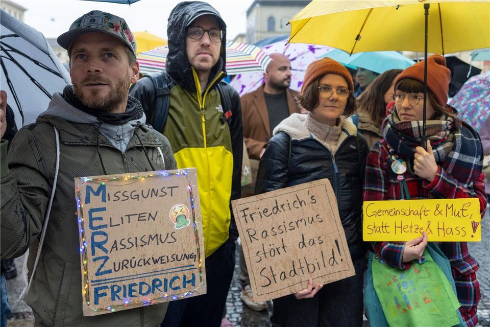 Mit Plakaten demonstrierten laut Polizei etwa 250 Menschen gegen die „Stadtbild“-Aussage von Friedrich Merz. Stefan Puchner/dpa