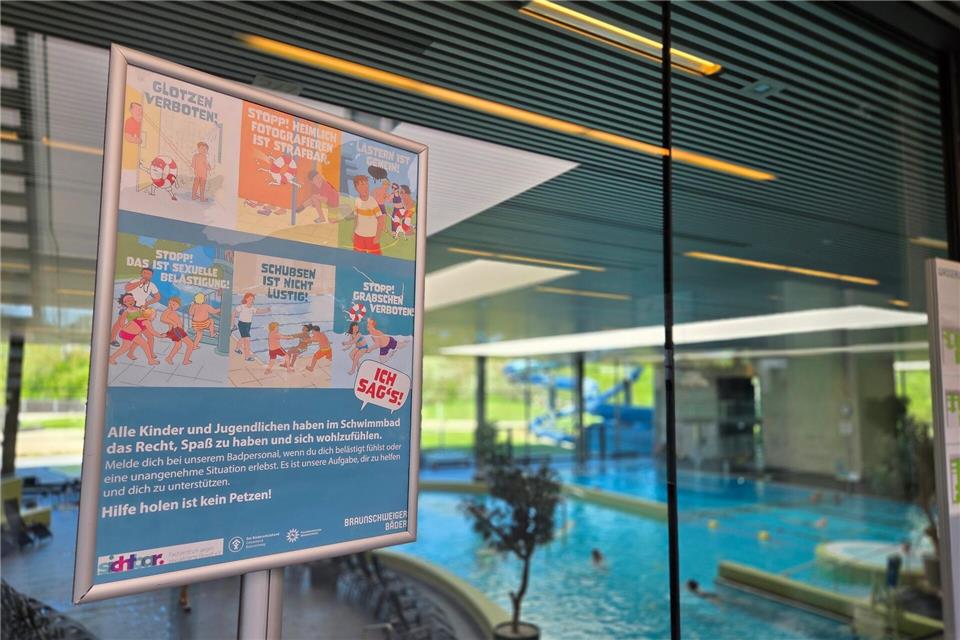 Mit Plakaten und Flyern soll in Braunschweiger Bädern für das Thema sexualisierte Gewalt sensibilisiwert werden.  Christian Brahmann/dpa