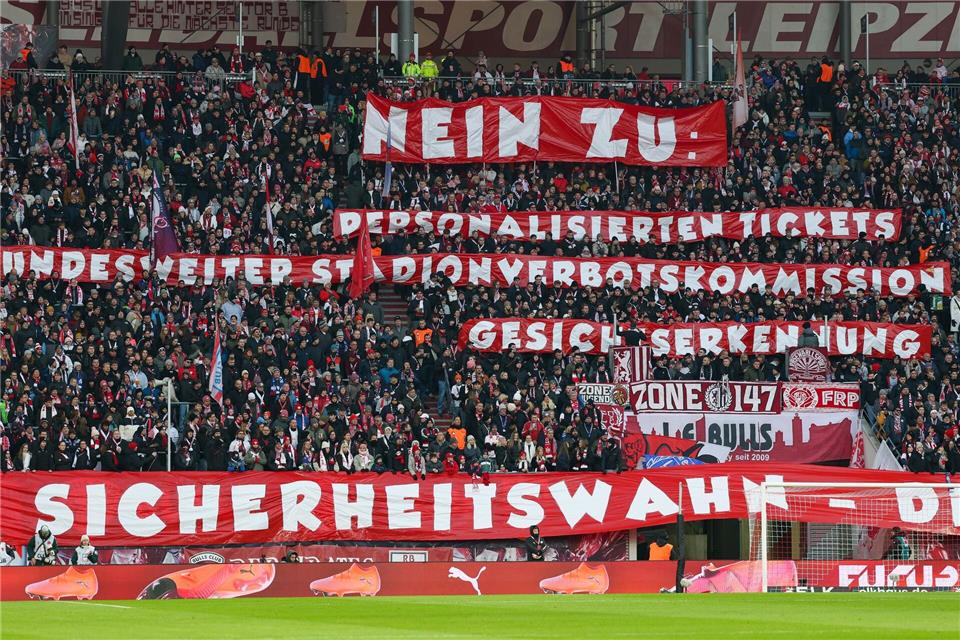 Mit Plakaten und Schweige-Minuten protestierten in vielen Stadien Fußball-Fans gegen strengere Sicherheitsauflagen. Bayerns Innenminister Joachim Herrmann (CSU) sprach von einer „Gespensterdiskussion“.Jan Woitas/dpa