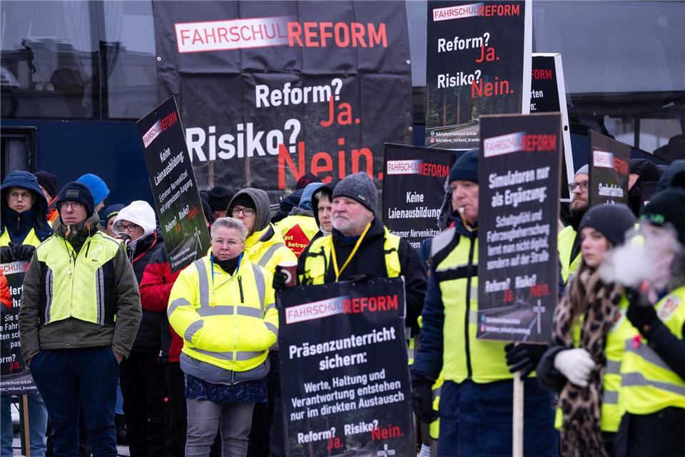 Mit Plakaten und Trillerpfeifen: Fahrlehrer kritisieren die Reformpläne für die Führerscheinausbildung. Soeren Stache/dpa