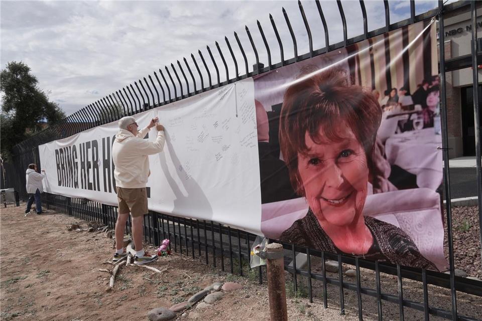 Mit Plakaten versuchen Anwohner die Suche nach der verschwundenen Seniorin Nancy Guthrie in Tuscon, Arizona, zu unterstützen. Ty ONeil/AP/dpa