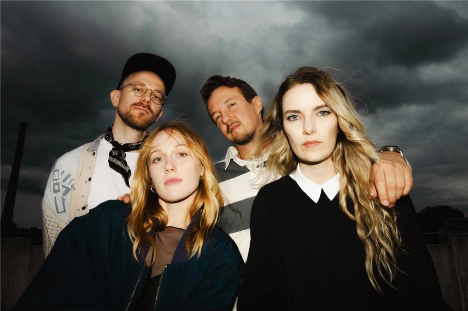 Mit Plastic Peaches aus Essen eröffnet eine Band den Abend, die sich stilistisch zwischen Grunge, Dream Pop und Indie bewegt.