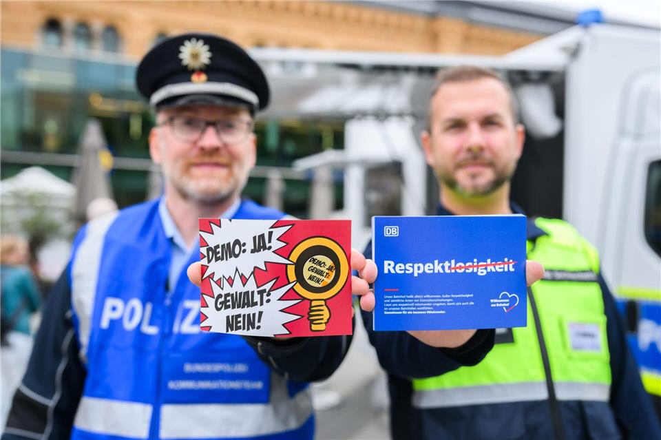 Mit Postkarten und Plakaten wirbt die Bahn an norddeutschen Bahnhöfen in den kommenden Wochen für einen respektvolleren Umgang.Julian Stratenschulte/dpa