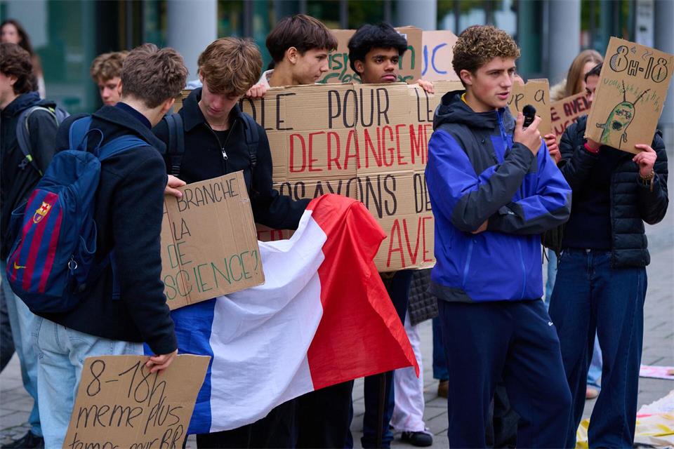 Mit Protestschildern demonstrierten die Schülerinnen und Schüler.Sven Hoppe/dpa