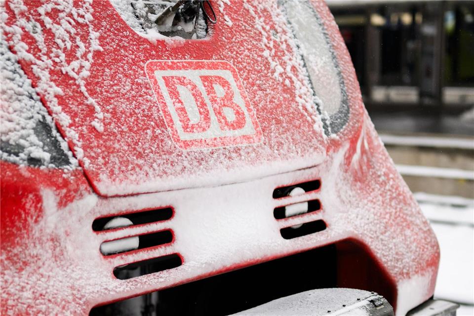 Mit Putzfahrten versucht die Bahn, das Eis von den Oberleitungen zu entfernen. (Symbolbild)Julian Stratenschulte/dpa