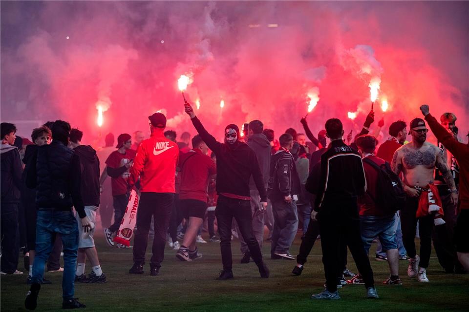 Mit Pyrotechnik auf dem Rasen: Slavia-Fans sorgten für den Spiel-Abbruch. (Archivbild)·imánek Vít/CTK/dpa