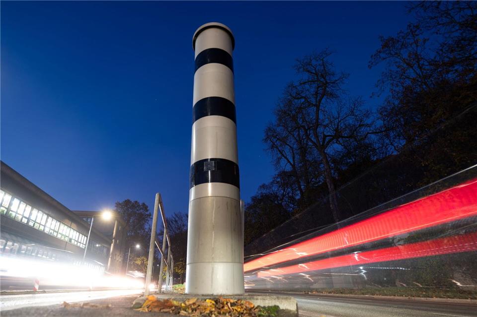 Mit Radarfallen nehmen Kommunen viel Geld ein. (Archivbild)Marijan Murat/dpa