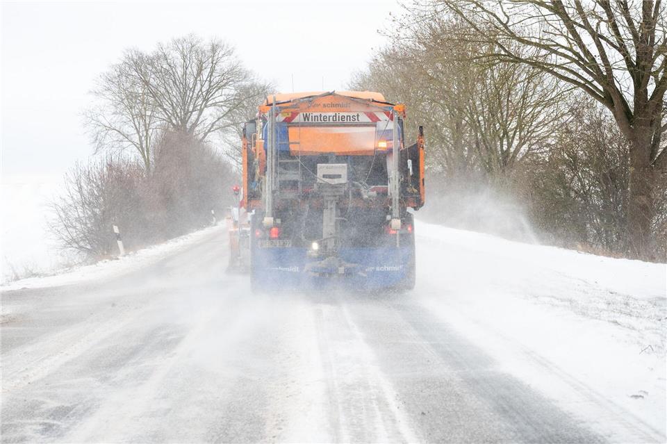 Mit Räumschild und viel Salz gegen den Winter auf den Straßen.Daniel Bockwoldt/dpa