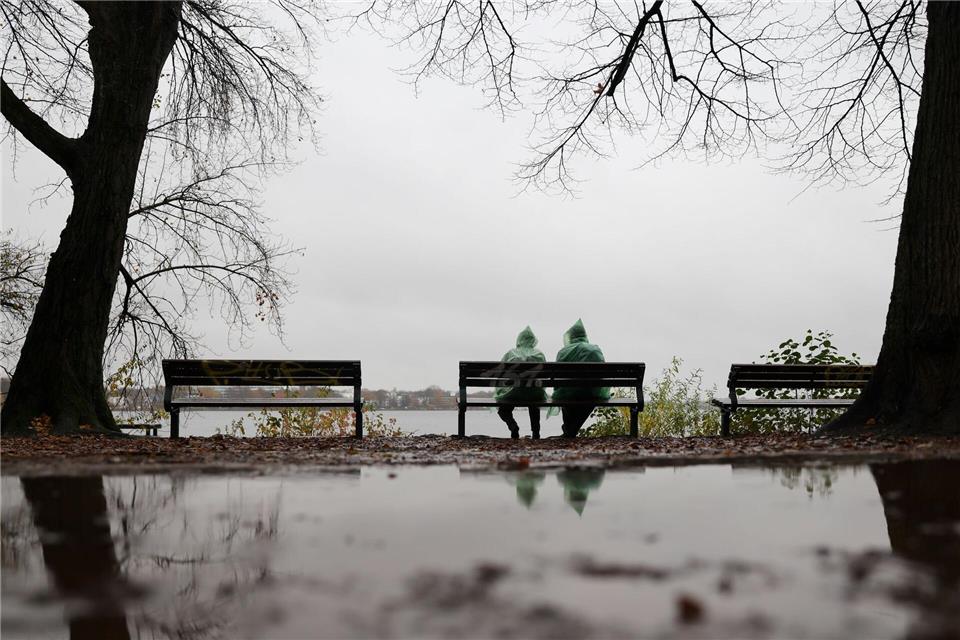 Mit Regencape den Tag genießen: Im Norden dominiert derzeit der Regen.Christian Charisius/dpa