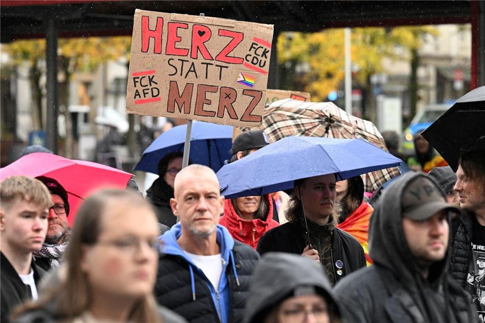 Rund 150 Teilnehmer bei „Stadtbild“-Demo in Arnsberg Mit Regenschirmen und selbstgebastelten Transparenten versammelten sich die Demonstranten auf dem Neheimer Markt.Roberto Pfeil/dpa