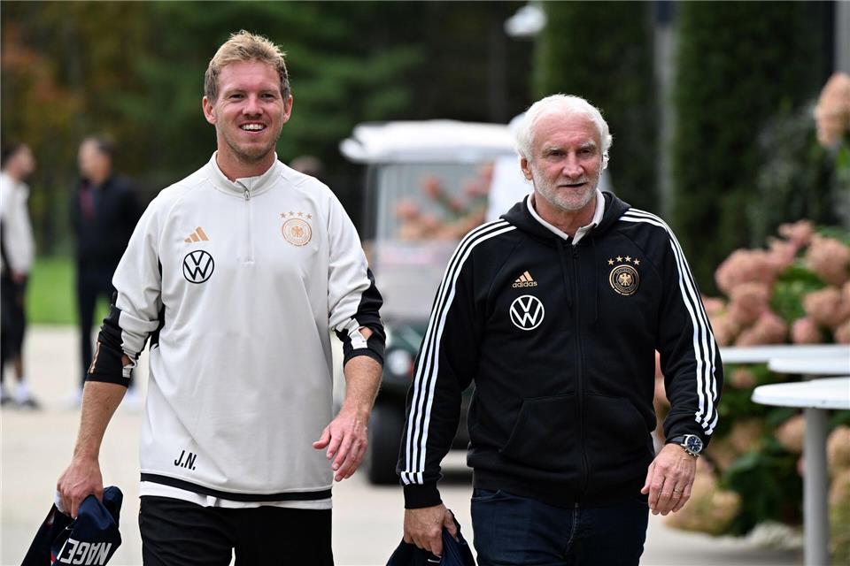 Mit Rudi Völler an seiner Seite startete Nagelsmann in die Zeit als Bundestrainer. (Archivbild)  Federico Gambarini/dpa