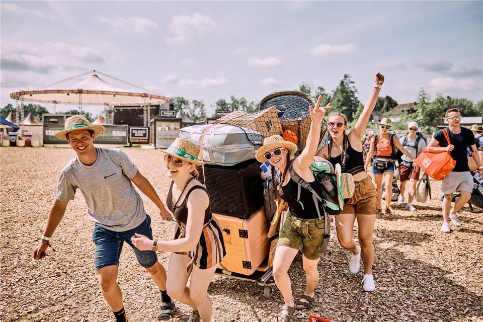 Mit Sack und Pack - und Blasinstrumenten: So kommen viele Gäste beim Festival an, das mit alter Volksmusik nicht mehr viel am Hut hat.Klaus Mittermayr/Woodstock der Blasmusik/dpa-tmn