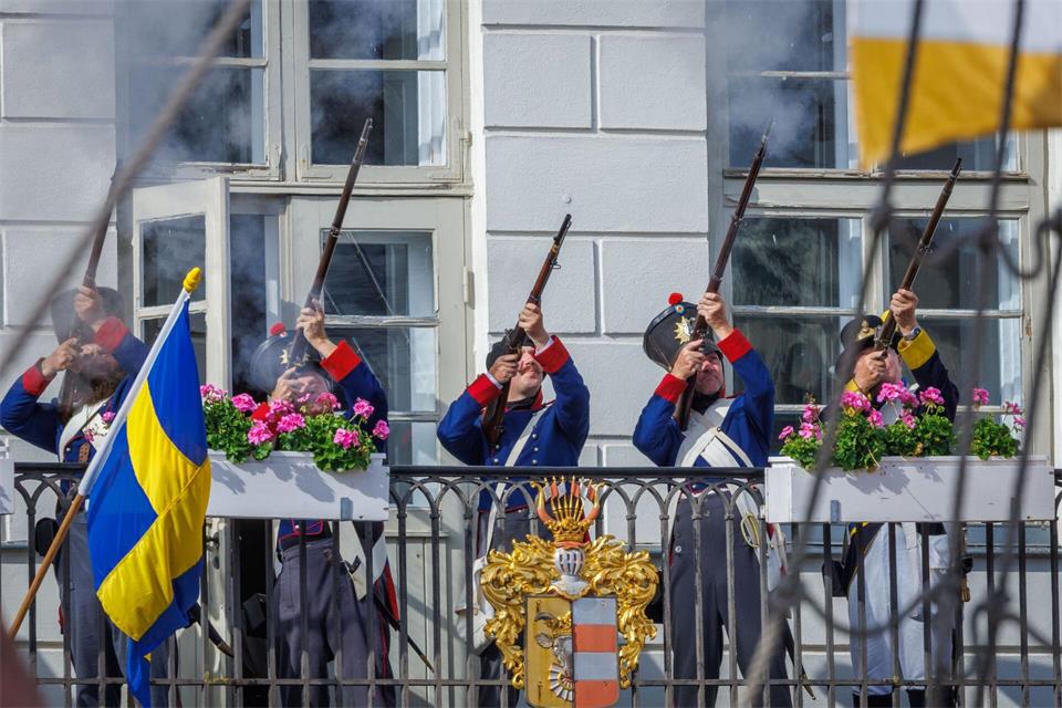 Mit Salutschüssen vom Rathausbalkon wurde das 25. Schwedenfest in Wismar eröffnet. Jens Büttner/dpa