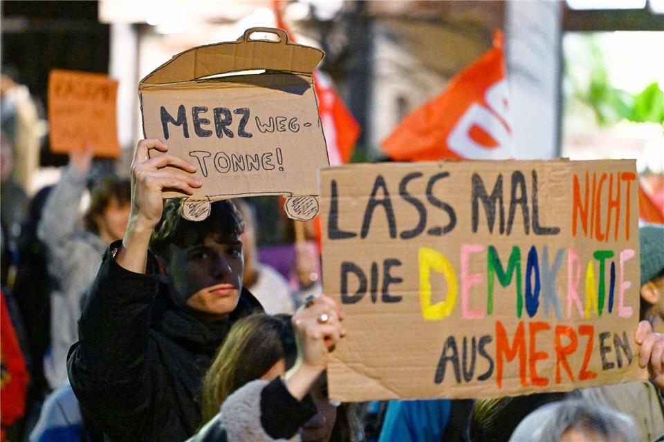 Hunderte demonstrieren in Heidelberg für „schönes Stadtbild“ Mit Schildern äußerten die Teilnehmer ihren Frust. Uwe Anspach/dpa