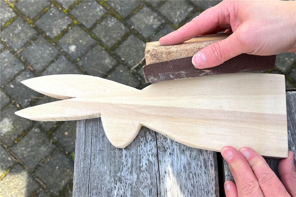 Mit Schleifklotz und Schleifpapier die Hasenform abschleifen und die Kanten glätten.DIY Academy/dpa-tmn