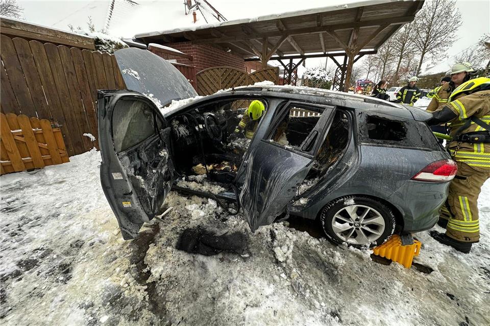 Mit Schnee und einem Feuerlöscher stoppten Anwohner einen Autobrand in Walsrode.Michael Schlüter/Freiwillige Feuerwehr Honerdingen/dpa
