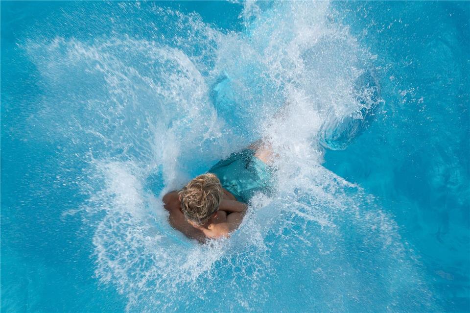 Mit Schneeraum, Solebecken und sechs Saunen startet das Lagunen-Erlebnisbad in Willingen. (Symbolbild)Sebastian Kahnert/dpa