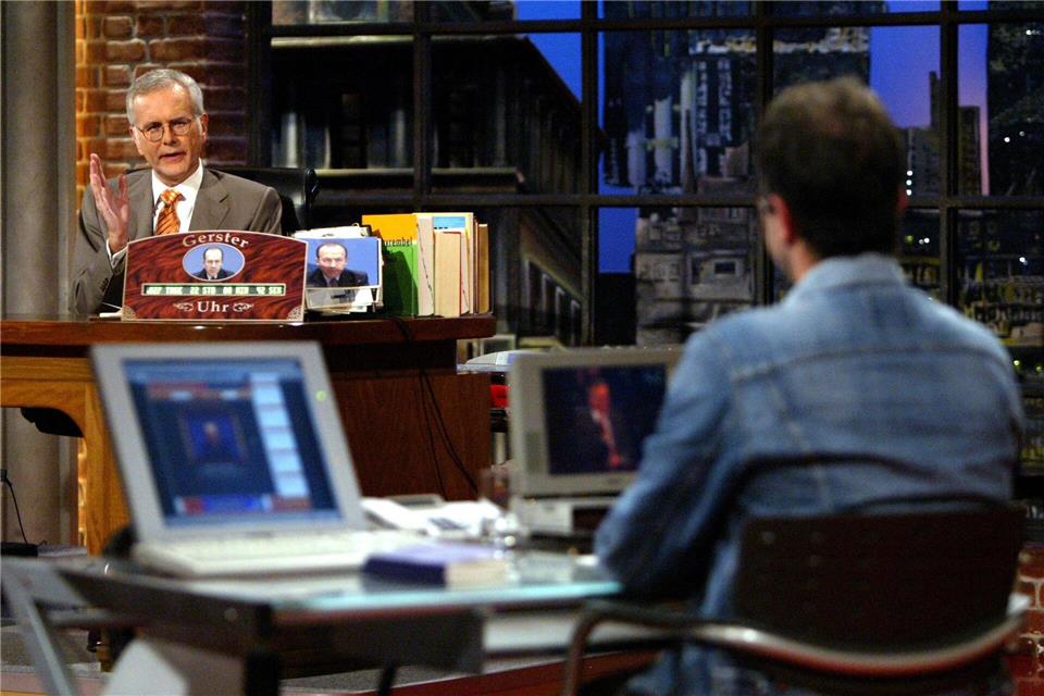 Mit Schreibtisch, Stand-up und spitzem Witz: Schmidt gilt bis heute als wichtigste Figur der deutschen Late-Night-Geschichte. (Archivbild)picture alliance / Rolf Vennenbernd/dpa