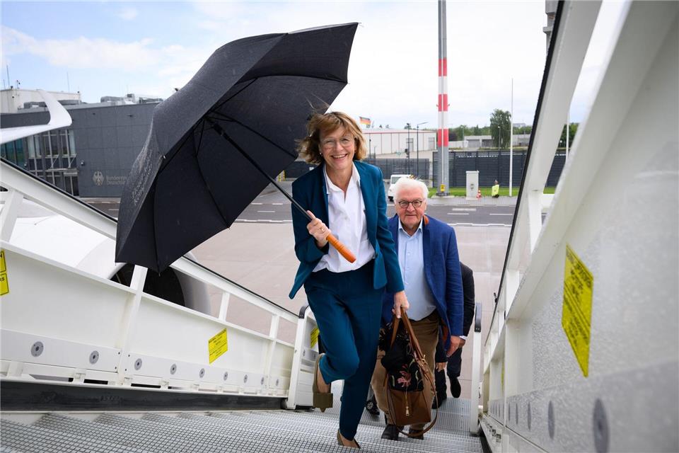 Mit Schrim zum Flieger - Steinmeier und Büdenbender brechen zu Asien-Reise aufBernd von Jutrczenka/dpa