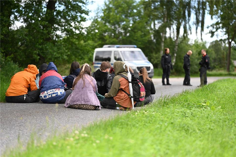 Mit Sitzblockaden haben Protestierer den Beginn einer Veranstaltung der AfD-Nachwuchsorganisation Generation Deutschland verzögert. Lars Penning/dpa