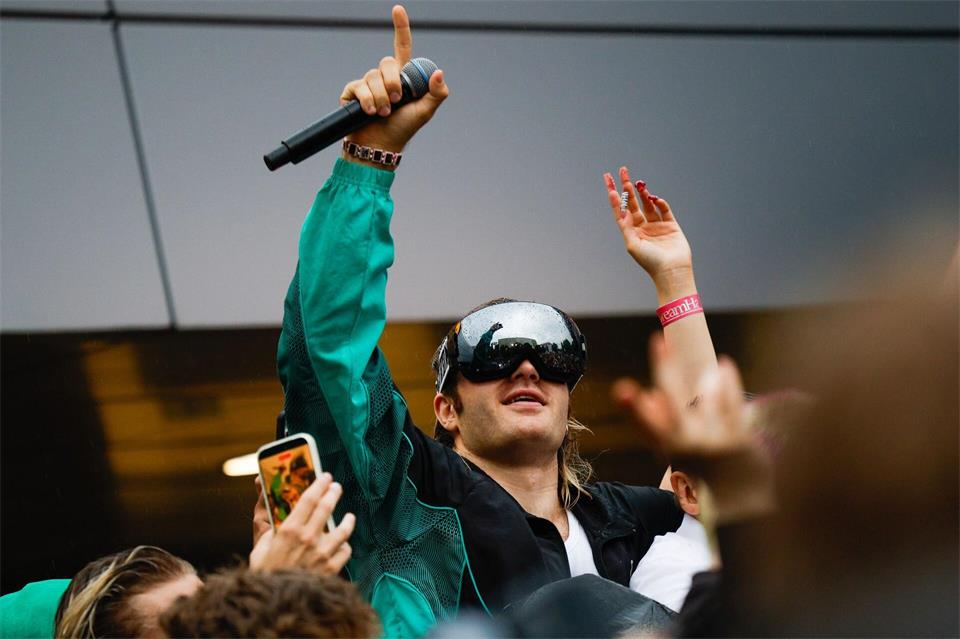 Mit Skibrille und Vokuhila: Rapper Ski Aggu. (Archivbild)Carsten Koall/dpa