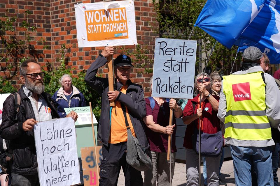 Mit Slogans wie „Wohnen statt Drohnen“ oder „Rente statt Raketen“ protestieren Demonstranten gegen einen Sozialabbau.Marcus Brandt/dpa