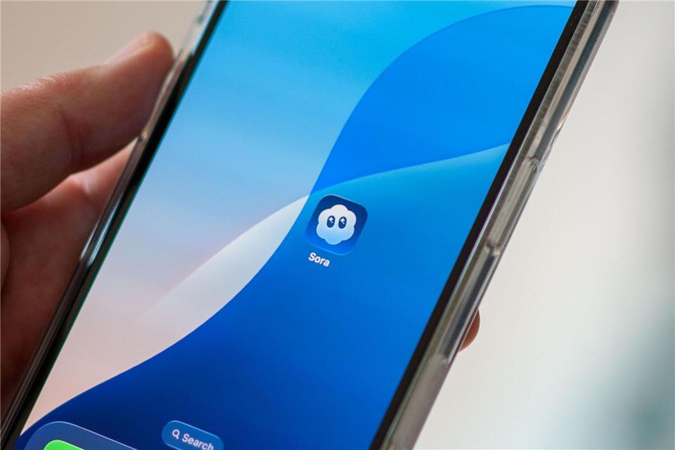 Mit Sora konnten Nutzer auch selbst in den per KI generierten Videos auftauchen. (Archivbild)Andrej Sokolow/dpa