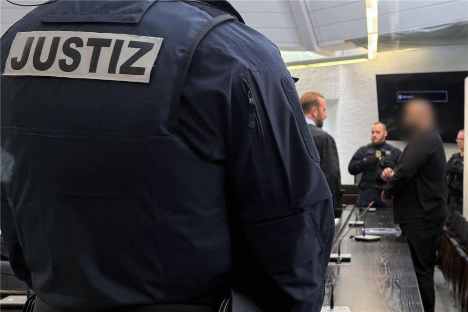 Mit Spannung werden die Urteile gegen die insgesamt vier Männer und die ebenfalls angeklagte Frau erwartet. (Archivbild) Martin Oversohl/dpa